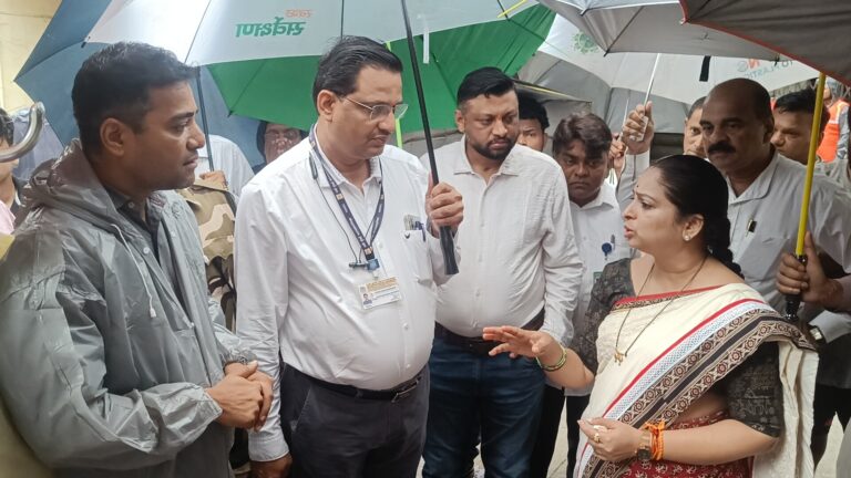 महापौर सुजाता पाटील यांनी केली दुर्घटना स्थळांची व नवी मुंबईतील पावसाळी स्थितीची पाहणी