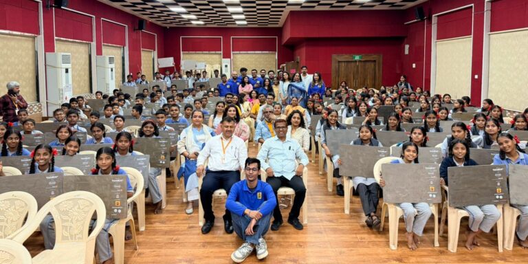 नवी मुंबई मनपा का अनूठा प्रयोग: विसर्जित पीओपी मूर्तियों से बनाए 'स्टडी टेबल', स्कूली छात्रों को वितरित