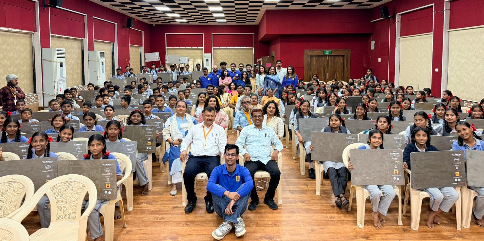 नवी मुंबई मनपा का अनूठा प्रयोग: विसर्जित पीओपी मूर्तियों से बनाए 'स्टडी टेबल', स्कूली छात्रों को वितरित
