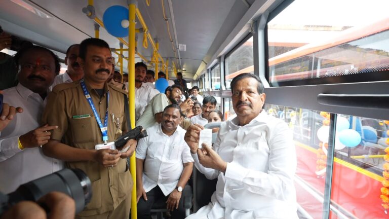 एनएमएमटी के बेड़े में ५१ नई सीएनजी बसें शामिल; मंत्री गणेश नाईक के हाथों भव्य लोकार्पण