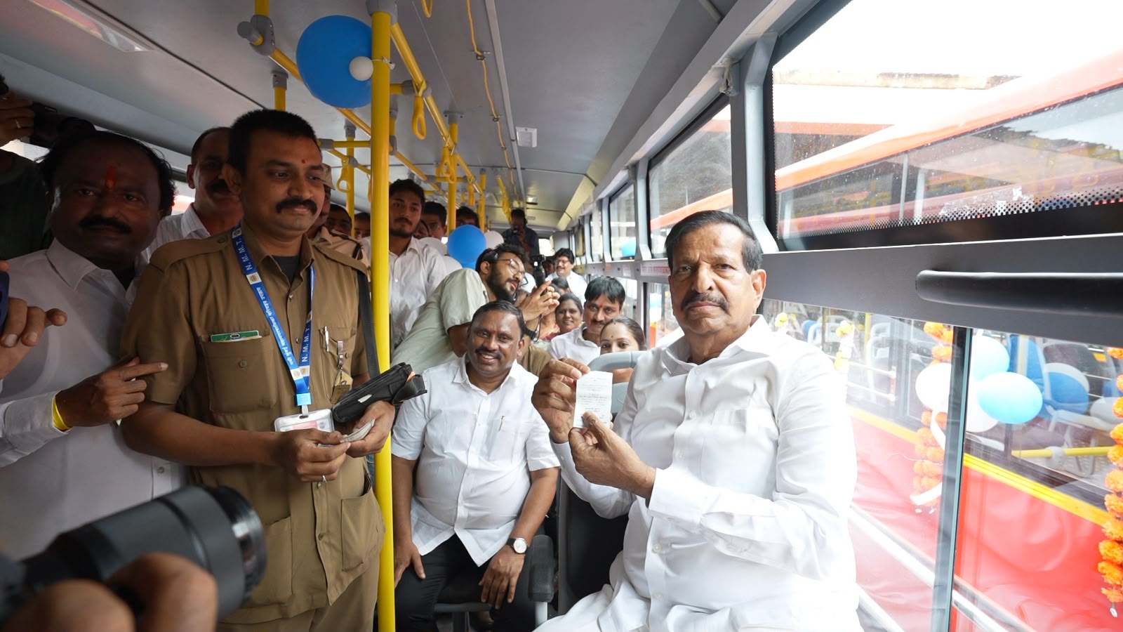 एनएमएमटी के बेड़े में ५१ नई सीएनजी बसें शामिल; मंत्री गणेश नाईक के हाथों भव्य लोकार्पण