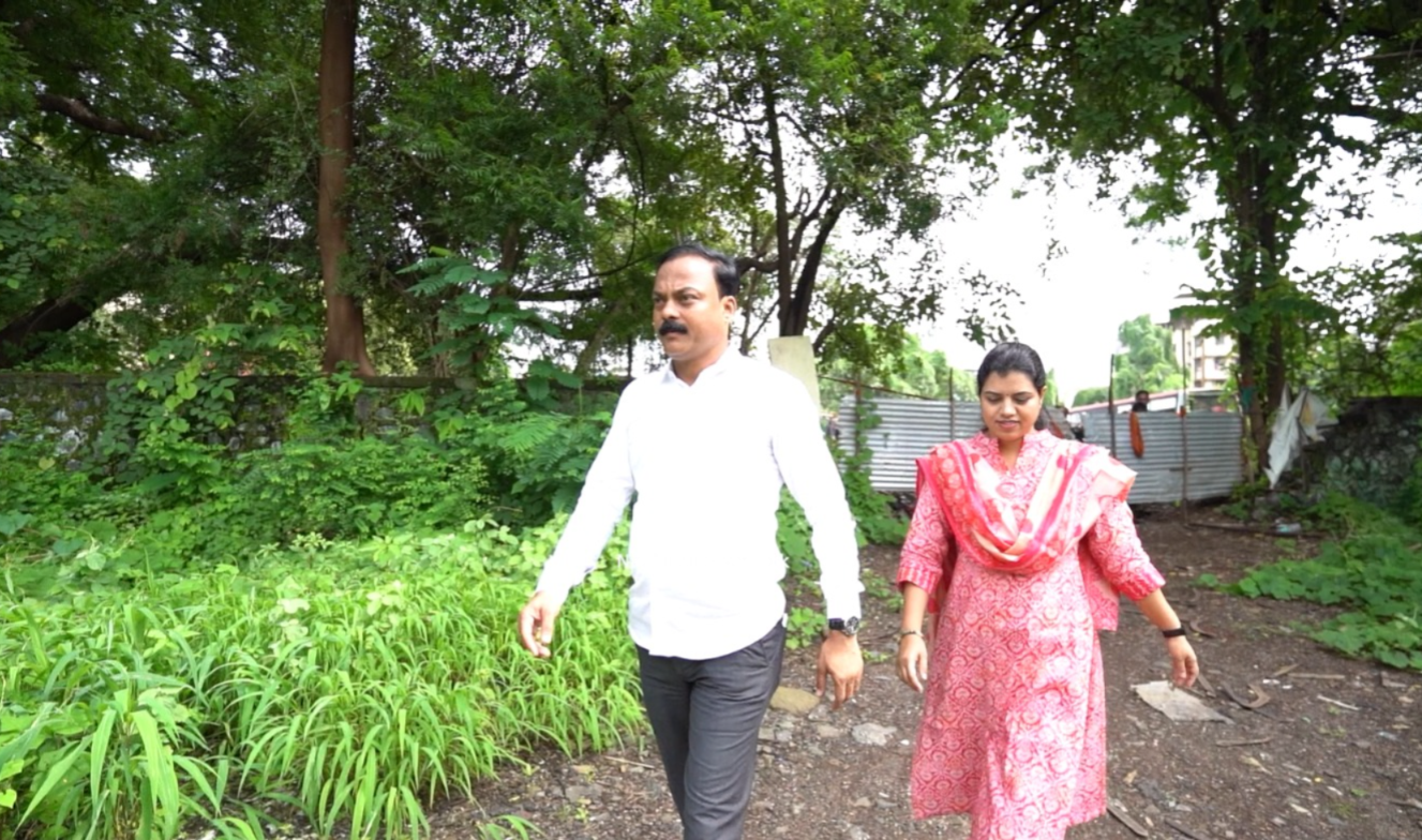 Airoli Sector-6 Plot No. 30 Neglect: Former Corporator Shreya Jirge and Sudarshan Jirge Conduct On-Ground Inspection with Officials