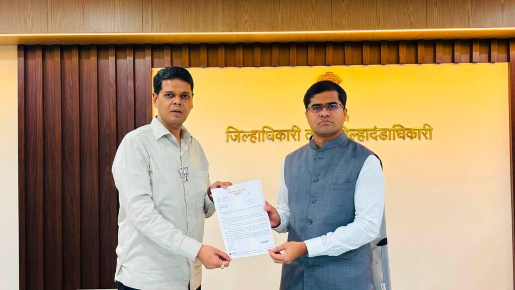 MLA Niranjan Davkhare Meets Thane Collector Dr. Shrikant Panchal; Demands 'Dog Shelter' for Stray Dogs